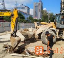 操逼操逼操逼黄片高温下的坚守｜道路建设者用汗水铺就畅通路